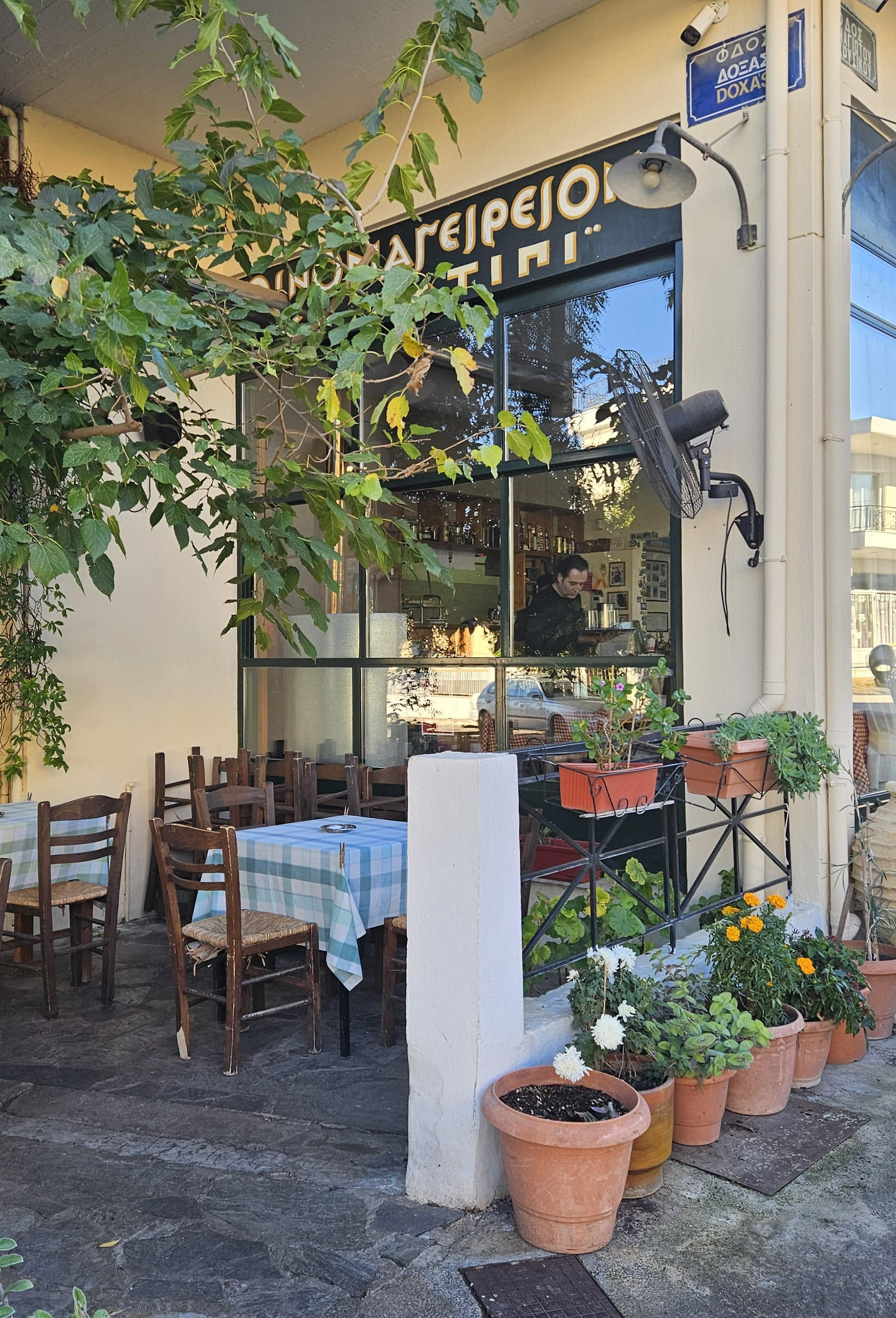 Ein griechisches Restaurant mit Tischen und Stühlen.